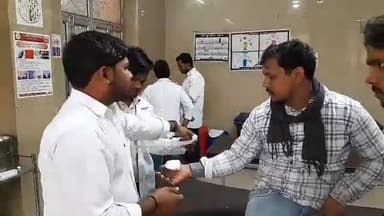 मैनपुरी: कोतवाली के नगला गोवर्धन में टाइल्स लगाते समय युवक हुआ घायल, उपचार के लिए जिला अस्पताल में भर्ती