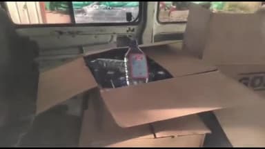 देवास नगर: मारुति वेन से की जा रही थी शराब की सप्लाई, सिविल लाइन पुलिस ने मौके पर पहुंचकर शुरू की जांच