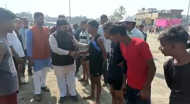 प्रतापगढ़ में सांसद खेल के आयोजन में सांसद संगम लाल गुप्ता के भाई दिनेश गुप्ता खिलाड़ियों से मिलकर हाथ मिलाया और खेल का