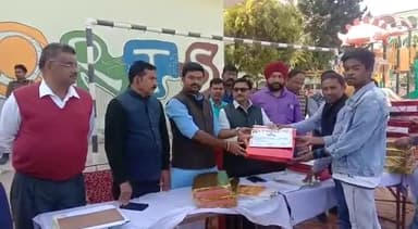 सांसद खेल प्रतियोगिता में प्रतापगढ़ मैं उत्तम प्रदर्शन करने वालों को पुरस्कृत किया गया तथा प्रमाण पत्र भी उपलब्ध कराए गए