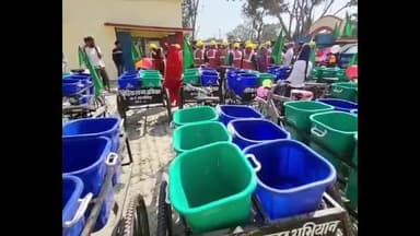 बेतिया: महोदीपुर पंचायत भवन से स्वच्छता अभियान को लेकर सूखा और गीला कचरा हेतु डस्टबिन के ठेले को हरी झंडी दिखाकर किया गया रवाना