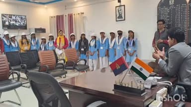 रॉबर्ट्सगंज: पुलिस अधीक्षक कार्यालय पहुंची राजकीय बालिका हाईस्कूल की छात्रायें, SP ने छात्राओं को हेल्पलाइन नंबरों के बारे में बताया