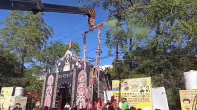 हुज़ूर: मध्य विधानसभा क्षेत्र में बीजेपी की विकास यात्रा के दौरान जिलाध्यक्ष अमित पचौरी का क्रेन से माला पहनाकर स्वागत किया गया