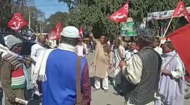 जमुई: भारतीय कम्युनिस्ट पार्टी के कार्यकर्ताओं ने कचहरी चौक पर प्रधानमंत्री नरेंद्र मोदी का पुतला किया दहन