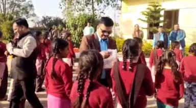 महसी: तेजवापुर के कस्तूरबा गांधी विद्यालय का DM ने किया निरीक्षण, खराब भवन दुरुस्त कराने के दिए निर्देश