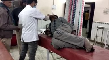 गोपालगंज: मिंज स्टेडियम के समीप शराब पीकर हंगामा कर रहे शराबी को लोगों ने पीटा, पुलिस ने शराबी को सदर अस्पताल में कराया भर्ती