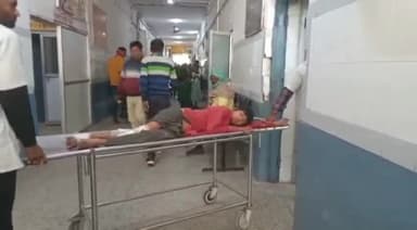 चंदौली: दिघवट समीप अज्ञात वाहन ने पैदल जा रहे 10 वर्षीय गूंगे बालक को मारी टक्कर हालत गंभीर,जिला अस्पताल में इलाज जारी