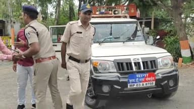 मंदसौर: Yd नगर थाना क्षेत्र के महाकाली ढाबा कृषि मंडी के पीछे ढाबे पर बिठाकर अवैध रूप से पीलाई जा रही थी शराब किया पुलिस ने केस