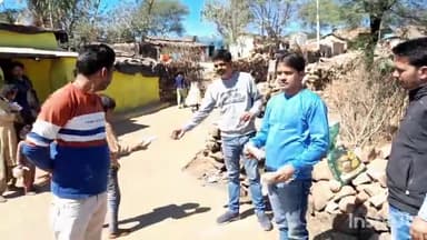 ईसागढ़: डेंगा गांव आदिवासी बस्ती में श्री खाटू श्याम निःशुल्क भोजन सेवा समिति ने भोजन के पैकेट किए वितरित