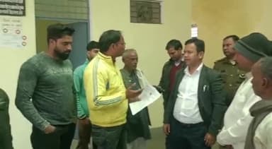 अनूपशहर: अनूपशहर क्षेत्र के गांव रोरा में नालियों व जलभराव की समस्या को लेकर ग्रामीणों ने तहसील पहुंचकर एसडीएम को सौंपा ज्ञापन |