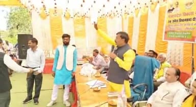 तेंदूखेड़ा: तेंदूखेड़ा के विभिन्न ग्राम विकास यात्रा में पहुंचे क्षेत्रीय विधायक धर्मेंद्र सिंह लोधी, हुआ हितलाभ का वितरण