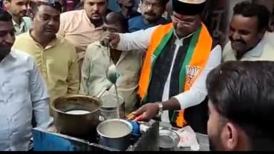 हुज़ूर: वार्ड क्रमांक 39 में मंत्री विश्वास सारंग ने विकास यात्रा के दौरान कार्यकर्ताओं को अपने हाथों से चाय बनाकर पिलाई