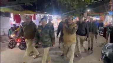 कानपुर: सेंट्रल जोन डीसीपी ने शान्ति एवं कानून व्यवस्था बनाए रखने हेतु कई थाना क्षेत्रों में पुलिस बल के साथ की पैदल गश्त