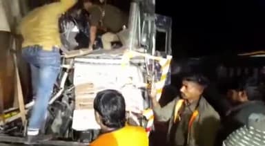 नरवल: महाराजपुर के ब्रह्मदेव मंदिर के पास ट्रक और कंटेनर की टक्कर के बाद पुलिस ने किया रेस्क्यू, ट्रक ड्राइवर की बचाई जान