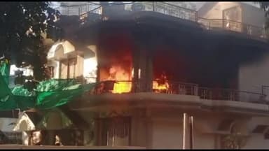 शिवपुरी: बाईपास पर श्योपुर के जेलर के घर में शॉर्ट सर्किट के कारण लगी आग, स्थानीय लोगों एवं फायर ब्रिगेड की मदद से पाया गया काबू