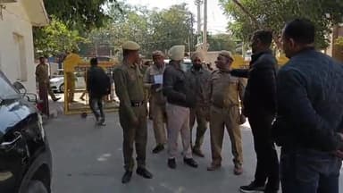 पंचकूला: उपायुक्त कार्यालय में अपनी मांगों को लेकर पहुंचे हरियाणा ग्रामीण चौकीदार, उपायुक्त को सौंपा ज्ञापन