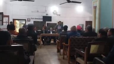 बहराइच: ज़िला बार एसोसिएशन सभागार में अधिवक्ताओं के मामले में कार्यवाही न होने पर  बैठक कर न्यायिक कार्य से विरत हुए अधिवक्ता