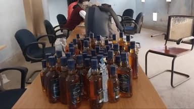 रहुई: रहुई नगर पंचायत बाजार के समीप भारी मात्रा में अंग्रेजी शराब के साथ एक टेम्पों पलटा, चालक टेम्पों छोड़कर हुआ फरार