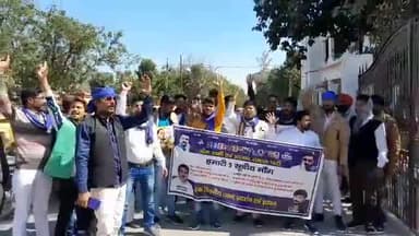 मैनपुरी: आजाद समाज पार्टी के पदाधिकारियों ने 5 सूत्रीय मांगों को लेकर राष्ट्रपति के नाम डीएम को दिया ज्ञापन