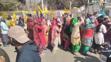 करनाल: शमशान के पास आप कार्यकर्ताओं ने प्रदर्शन कर सीएम आवास का किया घेराव, मंत्री संदीप की बर्खास्तगी की मांग