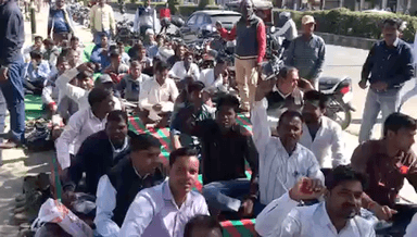 सिंगरौली: कलेक्ट्रेट गेट पर आजाद स्कूल अतिथि अध्यापक संघ ने नियमितीकरण हेतु एक दिवसीय धरना प्रदर्शन कर CM के नाम DM को दिया ज्ञापन