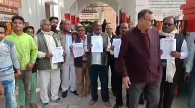 जौनपुर: कलेक्ट्रेट में राष्ट्रीय लोक दल द्वारा किसानों की समस्याओं को लेकर जिलाधकारी  को दिया गया ज्ञापन