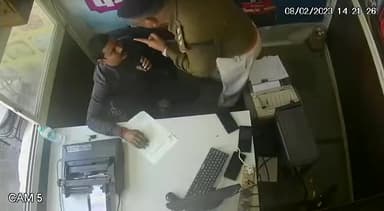 भोपाल। ट्रैफिक एसीपी पराग खरे का होटल कारोबारी को धमकाते हुए एवं मारपीट का वीडियो वायरल – आप भी देखें वायरल वीडियो