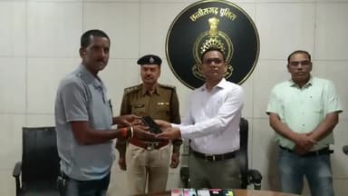 बेमेतरा: एसपी कार्यालय में एसपी ने गुम हुए मोबाइल उनके मालिकों को सौंपे, 54 मोबाइल खोजने में पुलिस को मिली सफलता