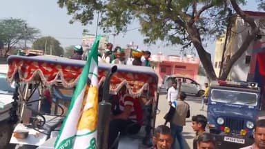 जलेसर: BKU राष्ट्रीय अध्यक्ष भानू प्रताप सिंह के आह्वान पर इमलिया किसान आन्दोलन के लिए अवागढ़ से रवाना हुए किसान