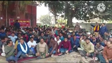 शाहजहांपुर: कृष्णा नगर स्थित अधीक्षण अभियंता कार्यालय पर विभिन्न मांगों को लेकर विद्युत संविदा कर्मियों का धरना प्रदर्शन जारी