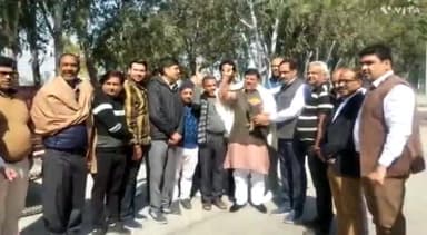 बहादुरगढ़: मंगलवार को भाजपा नेता एवं पूर्व विधायक नरेश कौशिक से झज्जर रोड स्थित कार्यालय पर मिले दुकानदार