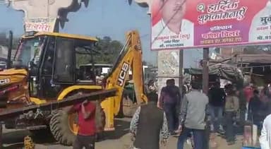 जलेसर: प्रशासन ने पुलिस बल के साथ आगरा चौराहा से तहसील तक चलाया अतिक्रमण हटाओ अभियान