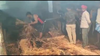 लखीसराय: टाउन थाना क्षेत्र के इंग्लिश मोहल्ला में शॉर्ट सर्किट के कारण एक घर में लगी आग, हजारों रूपए की संपत्ति जलकर हुई राख