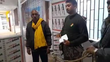 जमुई: शराब तस्करी मामले में फरार चल रहे एक शराब तस्कर ने जमुई कोर्ट में किया सरेंडर, मेडिकल के लिए भेजा गया जमुई अस्पताल