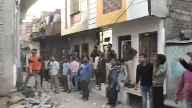 मंदसौर: मंदसौर मदारपुरा हरिजन बस्ती में कल हुई मारपीट की घटना के बाद आरोपी के मकान को तोड़ने पहुंचा नगरपालिका एवं पुलिस प्रशासन