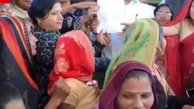 धौलपुर: आंगनवाड़ी कर्मियों ने कलेक्ट्रेट पर 2 घंटे धरना देकर किया विरोध प्रदर्शन