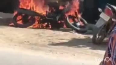 रॉबर्ट्सगंज: रायपुर के वैनी बाजार में बाइक रिपेयरिंग के दौरान धू धू कर जल उठी बाइक,बाइक जलने के वीडियो वायरल।