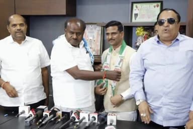 ಗದಗ: ನಗರದ ಜೆಎಂಎಫ್‌ಸಿ ಸಿವಿಲ್ ಜಡ್ಜ್ ತಮ್ಮ ಸ್ಥಾನಕ್ಕೆ ರಾಜೀನಾಮೆ ನೀಡಿ ರಾಜಕೀಯ ಪ್ರವೇಶ