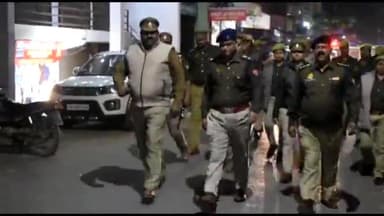 कादीपुर: आगामी त्योहारों के मद्देनजर पुलिस अधीक्षक ने जिला मुख्यालय में की पैदल गश्त