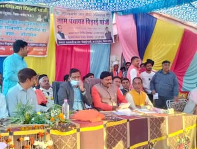 तेंदूखेड़ा: विकास यात्रा में ग्राम पांजी पिड़रई पहुंचे कलेक्टर एस कृष्ण चैतन्य, दी शासकीय योजनाओं की जानकारी