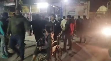 गोपालगंज: अंबेडकर चौक पर हुई मारपीट की बाद सदर अस्पताल पहुंचे दोनों पक्ष के घायल, आपस में भिड़े