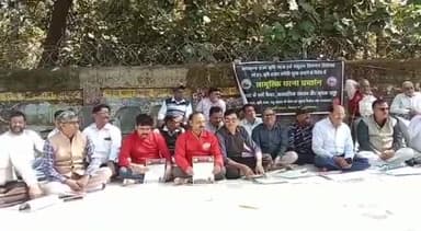 देवघर: कृषि विधेयक के विरोध में संप चेंबर ऑफ कॉमर्स एंड इंडस्ट्रीज की अगुवाई में उपायुक्त कार्यालय के बाहर दिया गया धरना