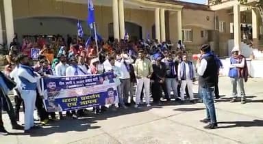 #सोनभद्र: 
आज़ाद समाज पार्टी जिलाध्यक्ष- रविकान्त के नेतृत्व में 13 फ़रवरी को 5 माँगो पर किया गया धरना प्रदर्शन,