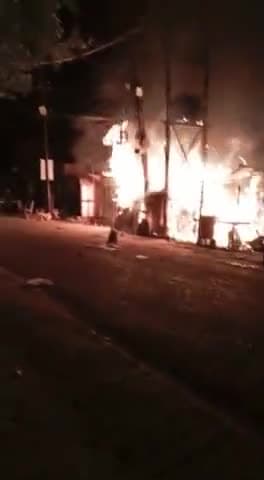 प्रतापगढ़ के नगर स्थित पुराना माल गोदाम रोड पर ट्रांसफार्मर में शॉर्ट सर्किट से लगी आग आसपास के घरों को आग लपेटे में लि