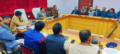 एटा: मंदिरों में जलाभिषेक के दौरान श्रद्धालुओं को न हो समस्या, कलेक्ट्रेट सभागार में शांति समिति की बैठक में DM ने दी जानकारी