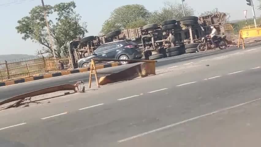 बामोर: banmore bypass road par takraye do truck 🚛 #accidentingaya #accidentpoint