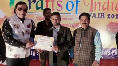 कांके: हरमू मैदान में आयोजित क्राफ्ट ऑफ इंडिया फेयर के कलाकारों को बॉलीवुड एक्टर देवेश खान ने किया सम्मानित