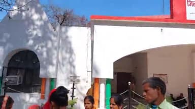 लखीमपुर: स्वच्छ भारत मिशन के तहत ग्राम प्रधान कर रहे भ्रष्टाचार, काम करने वाली महिलाओं ने कलेक्ट्रेट पहुंचकर डीएम से की शिकायत