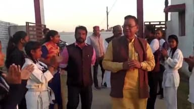 सिंगरौली: कस्तूरबा गांधी बालिका छात्रावास में कराटे के एग्जाम में पास हुई छात्राओं को बेल्ट व प्रमाण पत्र विधायक ने किया वितरण