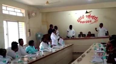 ಲಕ್ಷ್ಮೇಶ್ವರ: ಪಟ್ಟಣದ ಪುರಸಭೆಯಲ್ಲಿ 2023-24ನೇ ಸಾಲಿನ ಬಜೆಟ್ ಮಂಡಿಸಿದ ಪುರಸಭೆ ಅಧ್ಯಕ್ಷೆ ಜಯಮ್ಮ